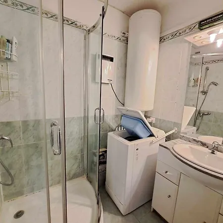 Apartment 2 Pieces Acces Direct Avec Parking Prive - Fr-1-326-823